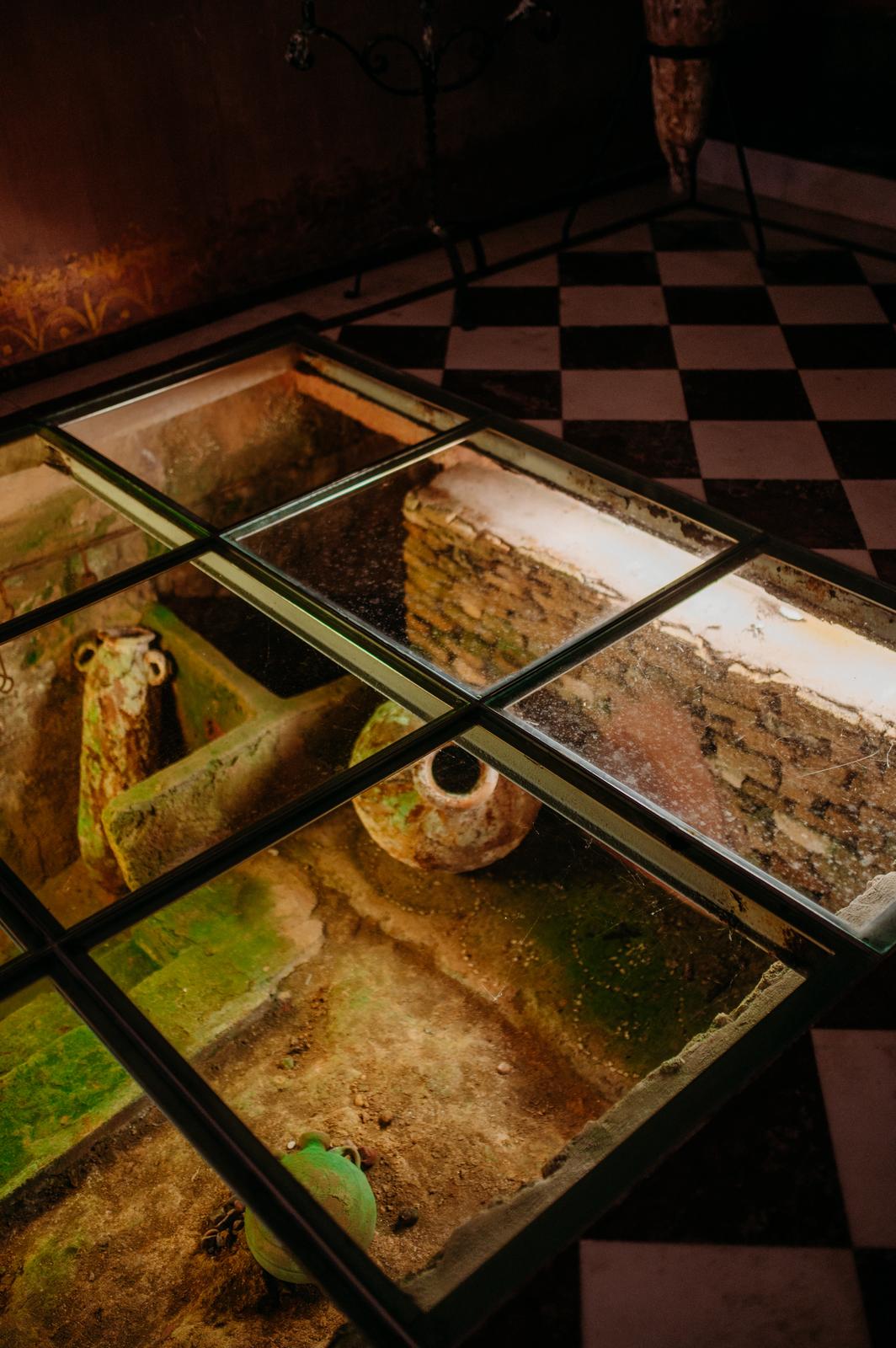 Ruinas romanas bajo suelo de cristal — Sa Romana