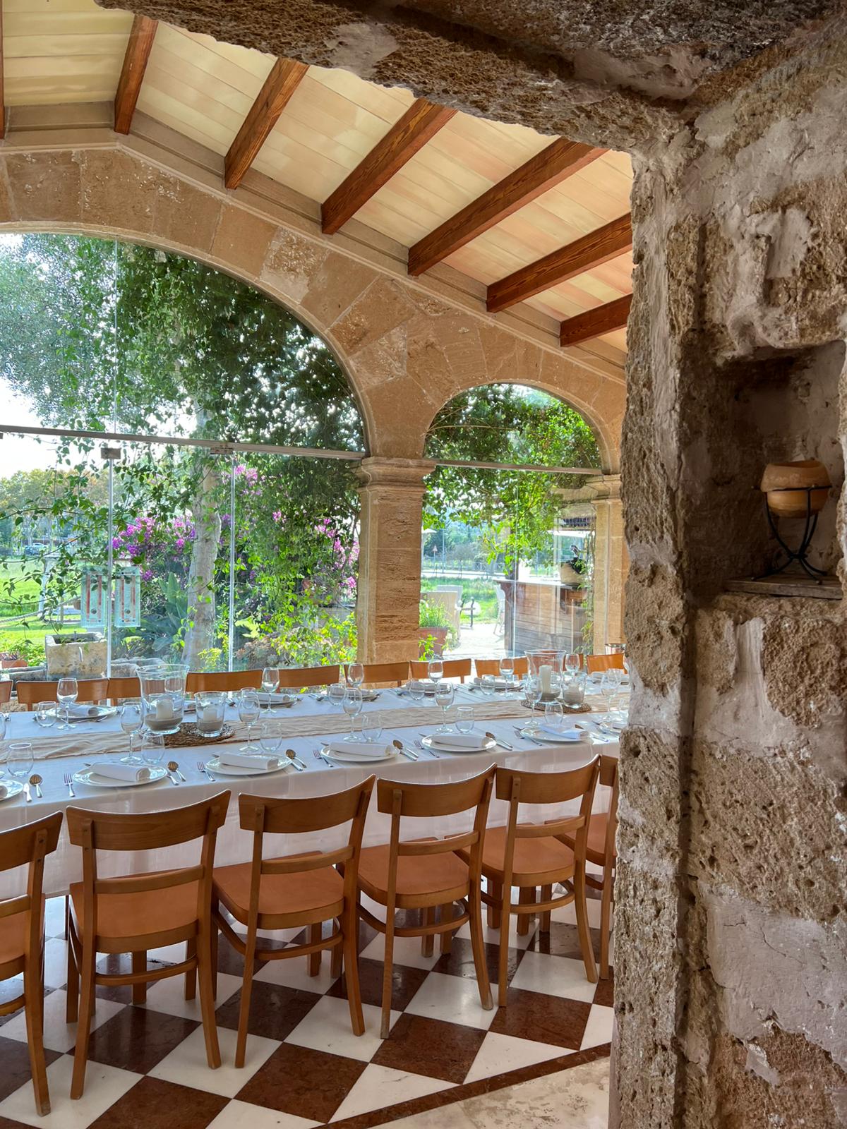 Sala principal con arcos de piedra — Sa Romana